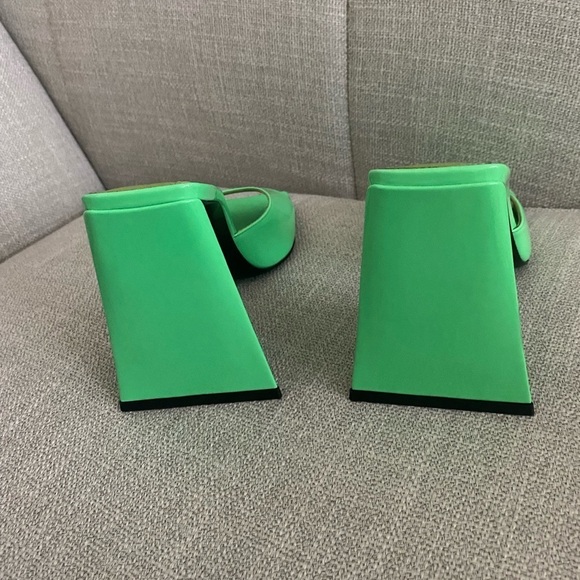 Attico Devon patent leather mule sandals - Picture 5 of 14